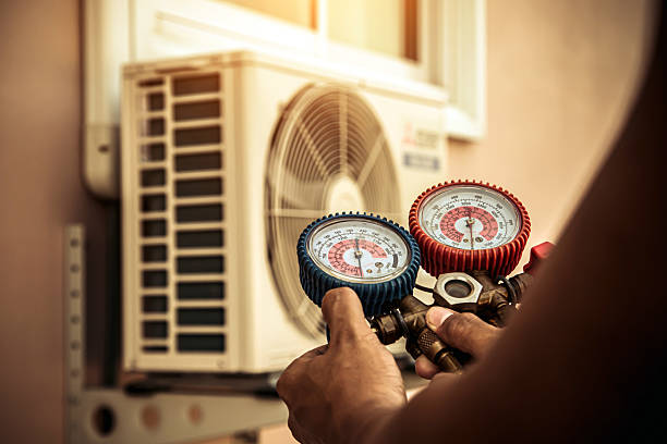 Professional Hvac technician working in Cedarburg, WI